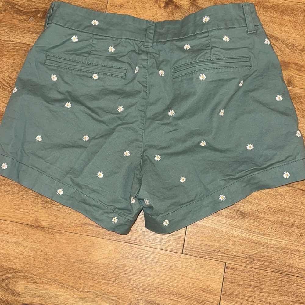 Old navy, size 6, green shorts with daisy flowers Gently worn in great condition - Picture 5 of 5
